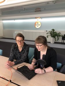 Bild på våra ombudsmän Katarina och Anna vid en datorskärm.