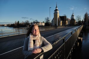 Emma Nordström står på en bro i novembersolen.