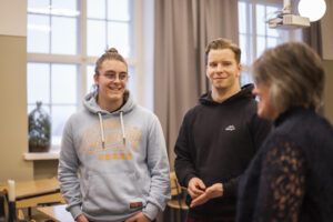 Två unga killar vid Kristinestads högstadieskola och deras lärare.