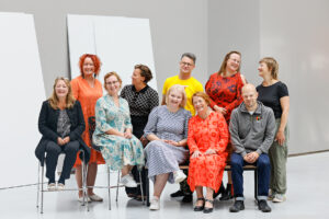 Kulturfondens nya förtroendevalda fotograferade i grupp mot en grå bakgrund.