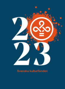 På årsbokens pärm finns årtalen 2023 i vitt - i siffran noll finns Kulturfofendens logo på en klatschig bakgrund av kopparfoliering. Bakgrunden är havdsgrön.